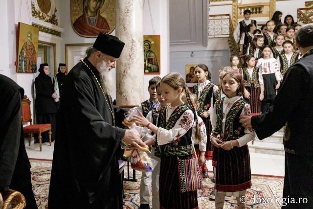 (Foto) Corul de copii și corul de gospodari din parohia Cozmești – Colindători la Reședința Mitropolitană 2024