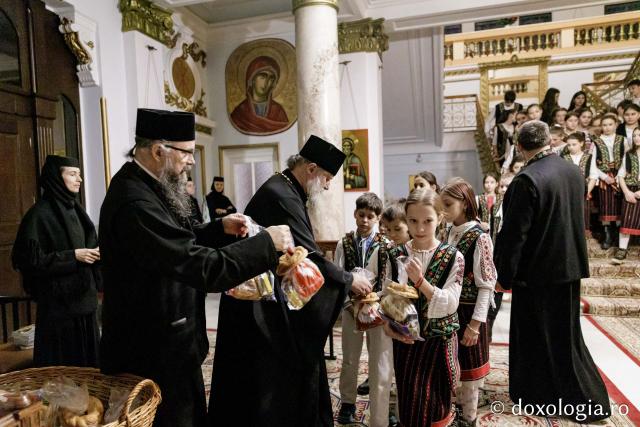 (Foto) Corul de copii și corul de gospodari din parohia Cozmești – Colindători la Reședința Mitropolitană 2024