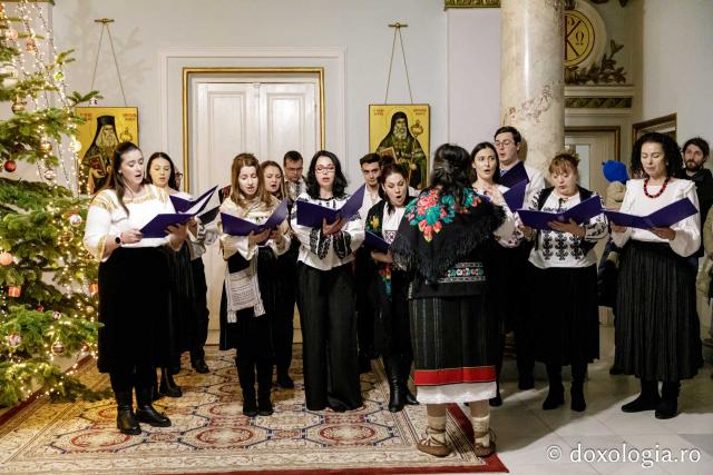 (Foto) Corul Parohiei „Sf. Nectarie” din Iași – Colindători la Reședința Mitropolitană 2024