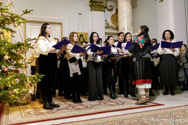 (Foto) Corul Parohiei „Sf. Nectarie” din Iași – Colindători la Reședința Mitropolitană 2024