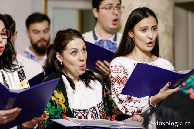 (Foto) Corul Parohiei „Sf. Nectarie” din Iași – Colindători la Reședința Mitropolitană 2024