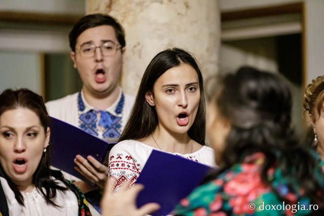 (Foto) Corul Parohiei „Sf. Nectarie” din Iași – Colindători la Reședința Mitropolitană 2024