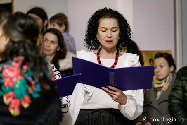 (Foto) Corul Parohiei „Sf. Nectarie” din Iași – Colindători la Reședința Mitropolitană 2024