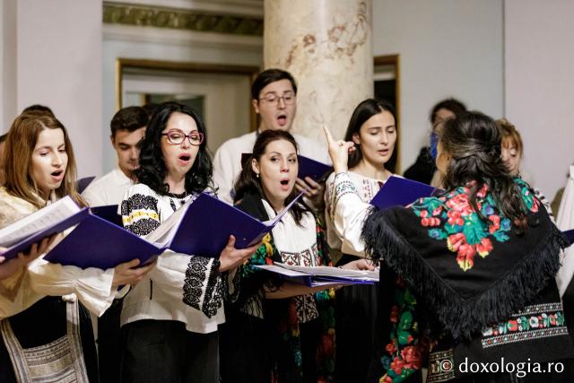 (Foto) Corul Parohiei „Sf. Nectarie” din Iași – Colindători la Reședința Mitropolitană 2024