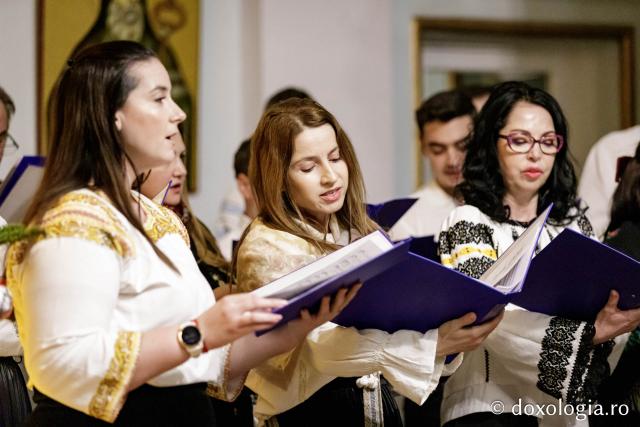 (Foto) Corul Parohiei „Sf. Nectarie” din Iași – Colindători la Reședința Mitropolitană 2024