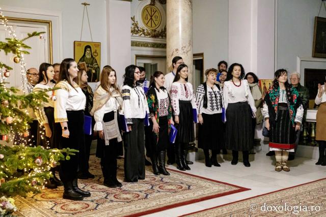 (Foto) Corul Parohiei „Sf. Nectarie” din Iași – Colindători la Reședința Mitropolitană 2024