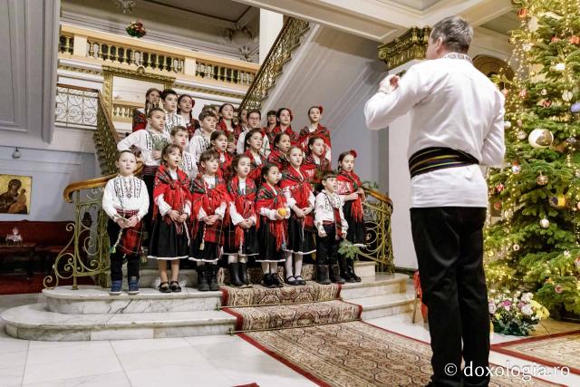 (Foto) Corul Parohiei „Sf. Nectarie” din Iași – Colindători la Reședința Mitropolitană 2024