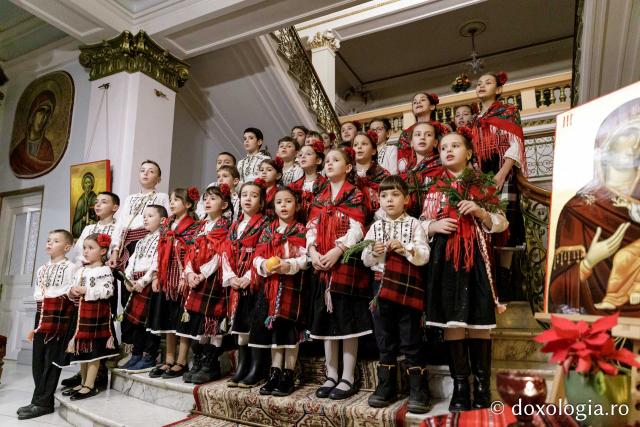 (Foto) Corul Parohiei „Sf. Nectarie” din Iași – Colindători la Reședința Mitropolitană 2024