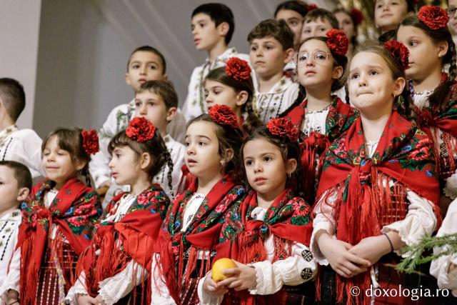 (Foto) Corul Parohiei „Sf. Nectarie” din Iași – Colindători la Reședința Mitropolitană 2024