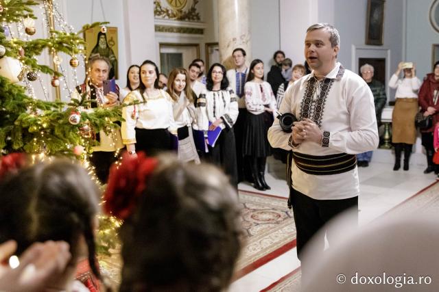 (Foto) Corul Parohiei „Sf. Nectarie” din Iași – Colindători la Reședința Mitropolitană 2024