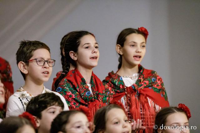 (Foto) Corul Parohiei „Sf. Nectarie” din Iași – Colindători la Reședința Mitropolitană 2024