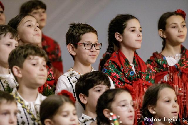 (Foto) Corul Parohiei „Sf. Nectarie” din Iași – Colindători la Reședința Mitropolitană 2024