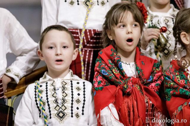 (Foto) Corul Parohiei „Sf. Nectarie” din Iași – Colindători la Reședința Mitropolitană 2024