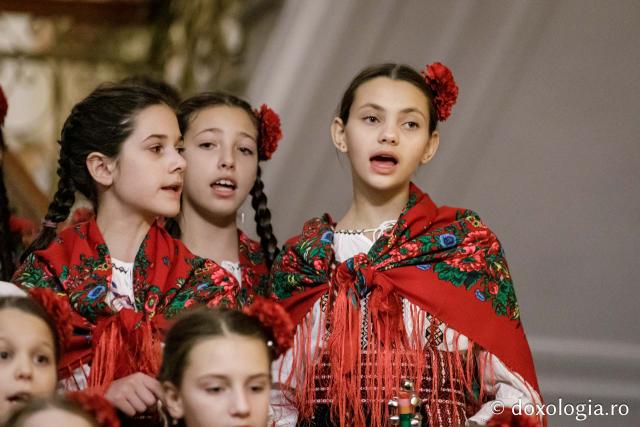 (Foto) Corul Parohiei „Sf. Nectarie” din Iași – Colindători la Reședința Mitropolitană 2024