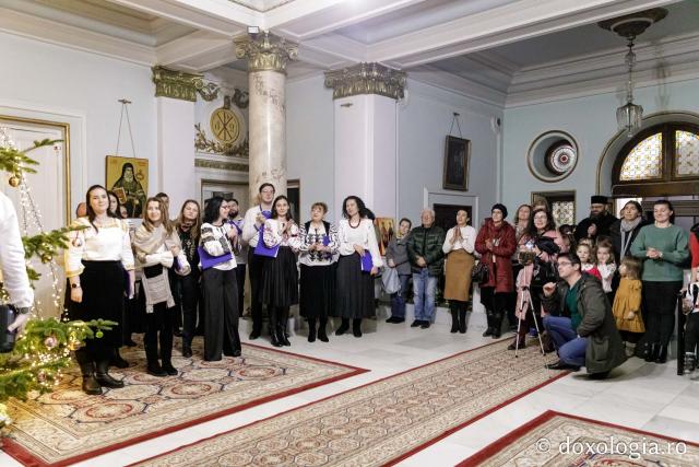 (Foto) Corul Parohiei „Sf. Nectarie” din Iași – Colindători la Reședința Mitropolitană 2024