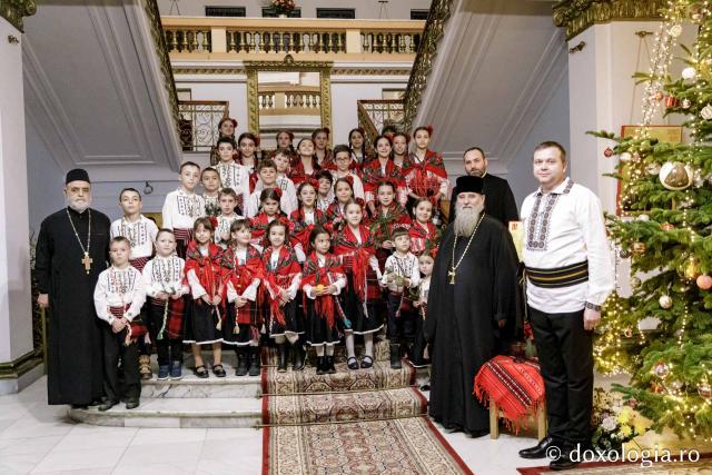 (Foto) Corul Parohiei „Sf. Nectarie” din Iași – Colindători la Reședința Mitropolitană 2024