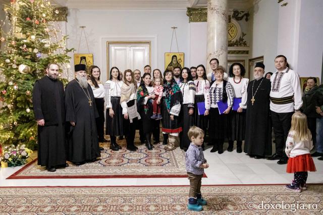 (Foto) Corul Parohiei „Sf. Nectarie” din Iași – Colindători la Reședința Mitropolitană 2024