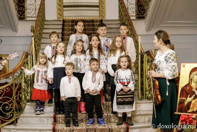 (Foto) Corul Parohiei „Sf. Parascheva” - Iași  – Colindători la Reședința Mitropolitană 2024