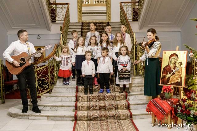 (Foto) Corul Parohiei „Sf. Parascheva” - Iași  – Colindători la Reședința Mitropolitană 2024