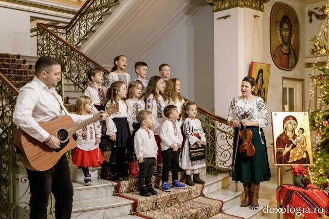 (Foto) Corul Parohiei „Sf. Parascheva” - Iași  – Colindători la Reședința Mitropolitană 2024