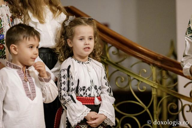 (Foto) Corul Parohiei „Sf. Parascheva” - Iași  – Colindători la Reședința Mitropolitană 2024