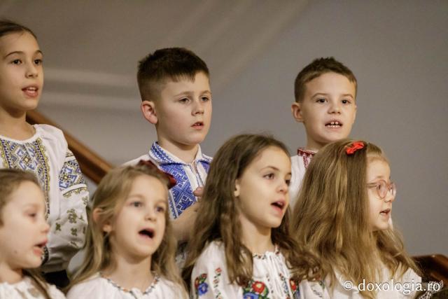 (Foto) Corul Parohiei „Sf. Parascheva” - Iași  – Colindători la Reședința Mitropolitană 2024