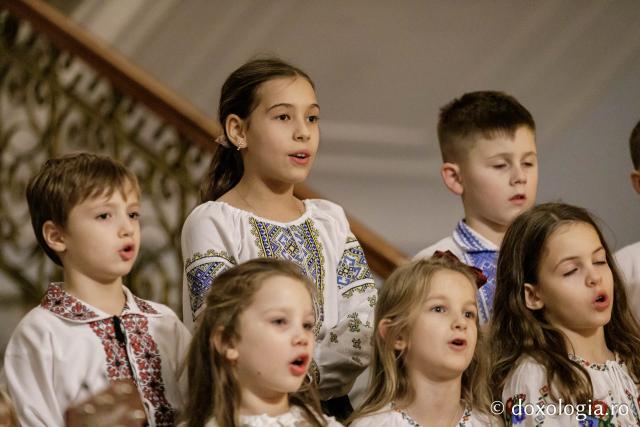 (Foto) Corul Parohiei „Sf. Parascheva” - Iași  – Colindători la Reședința Mitropolitană 2024