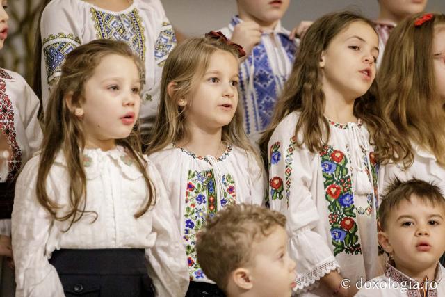 (Foto) Corul Parohiei „Sf. Parascheva” - Iași  – Colindători la Reședința Mitropolitană 2024