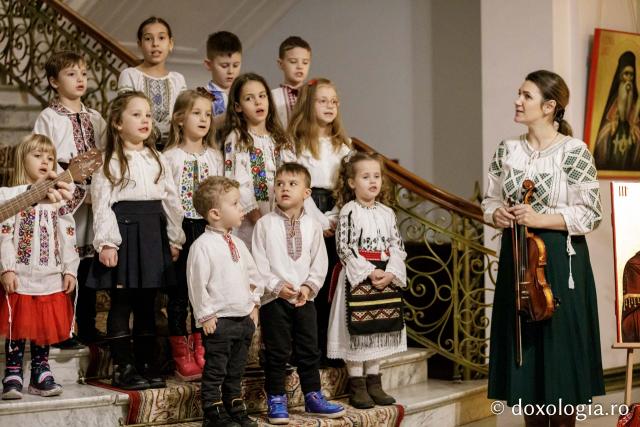 (Foto) Corul Parohiei „Sf. Parascheva” - Iași  – Colindători la Reședința Mitropolitană 2024
