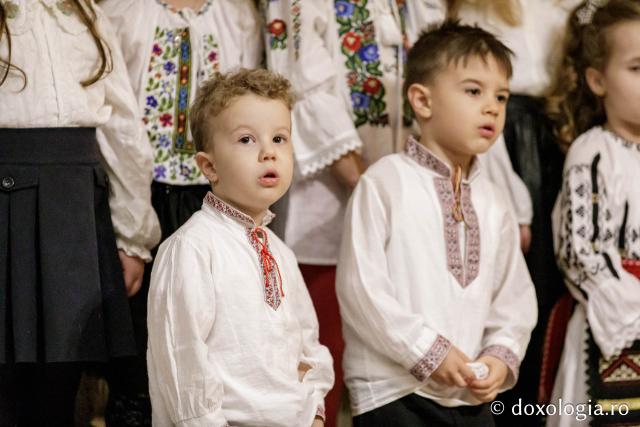 (Foto) Corul Parohiei „Sf. Parascheva” - Iași  – Colindători la Reședința Mitropolitană 2024