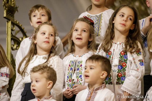(Foto) Corul Parohiei „Sf. Parascheva” - Iași  – Colindători la Reședința Mitropolitană 2024