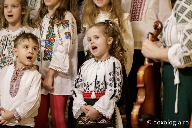 (Foto) Corul Parohiei „Sf. Parascheva” - Iași  – Colindători la Reședința Mitropolitană 2024