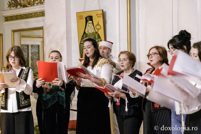 (Foto) Corul Parohiei „Sf. Parascheva” - Iași  – Colindători la Reședința Mitropolitană 2024
