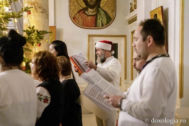 (Foto) Corul Parohiei „Sf. Parascheva” - Iași  – Colindători la Reședința Mitropolitană 2024