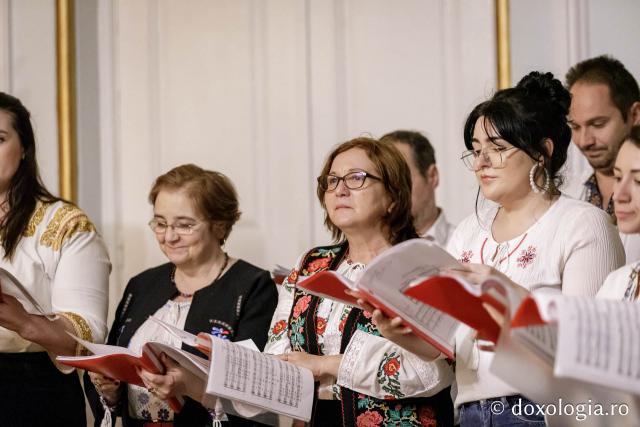 (Foto) Corul Parohiei „Sf. Parascheva” - Iași  – Colindători la Reședința Mitropolitană 2024