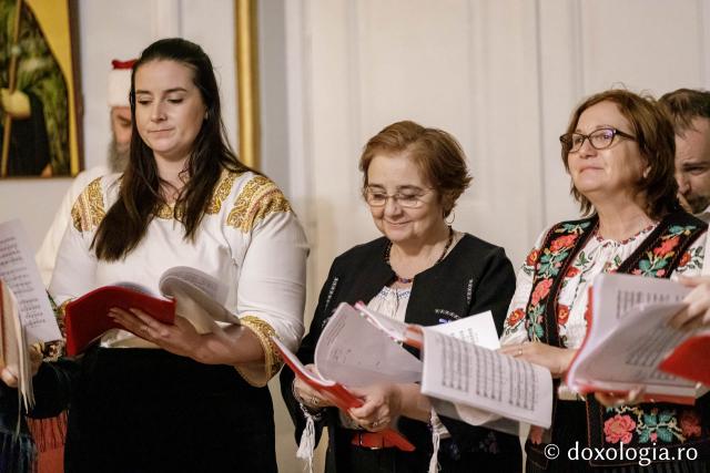 (Foto) Corul Parohiei „Sf. Parascheva” - Iași  – Colindători la Reședința Mitropolitană 2024