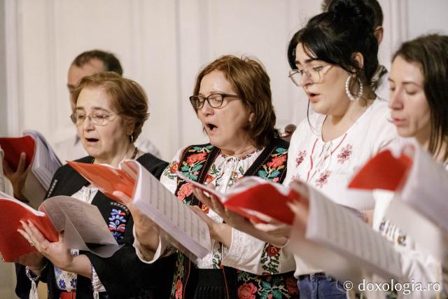 (Foto) Corul Parohiei „Sf. Parascheva” - Iași  – Colindători la Reședința Mitropolitană 2024