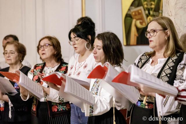 (Foto) Corul Parohiei „Sf. Parascheva” - Iași  – Colindători la Reședința Mitropolitană 2024