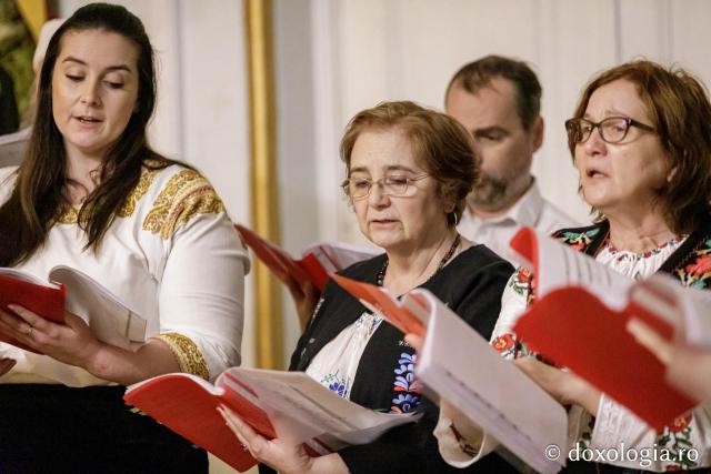 (Foto) Corul Parohiei „Sf. Parascheva” - Iași  – Colindători la Reședința Mitropolitană 2024