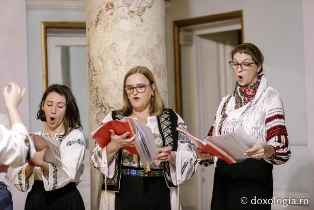 (Foto) Corul Parohiei „Sf. Parascheva” - Iași  – Colindători la Reședința Mitropolitană 2024
