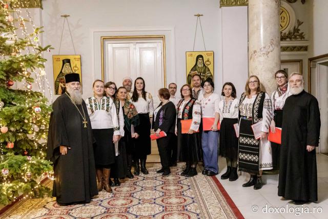 (Foto) Corul Parohiei „Sf. Parascheva” - Iași  – Colindători la Reședința Mitropolitană 2024