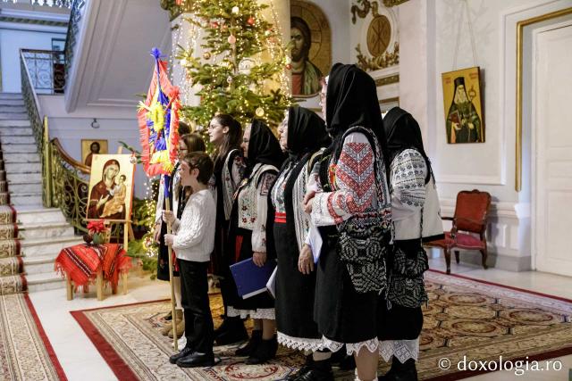 (Foto) Ansamblul folcloric Ciurbeștenii – Colindători la Reședința Mitropolitană 2024