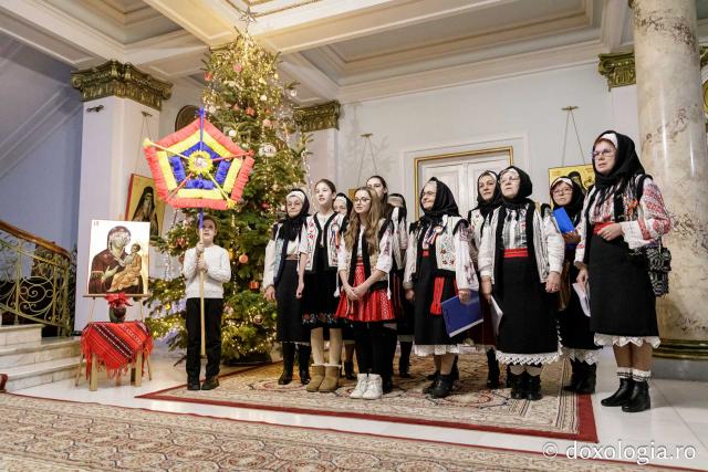 (Foto) Ansamblul folcloric Ciurbeștenii – Colindători la Reședința Mitropolitană 2024