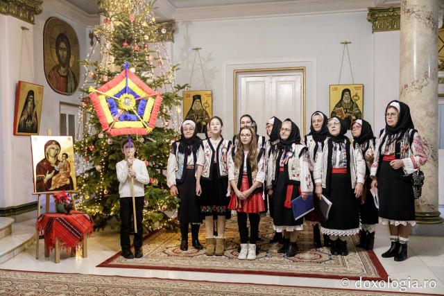 (Foto) Ansamblul folcloric Ciurbeștenii – Colindători la Reședința Mitropolitană 2024