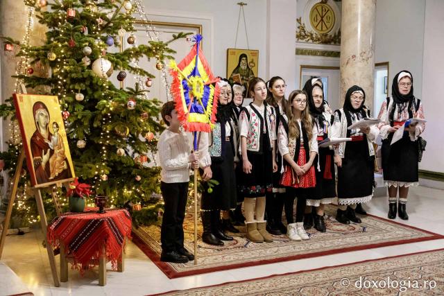 (Foto) Ansamblul folcloric Ciurbeștenii – Colindători la Reședința Mitropolitană 2024
