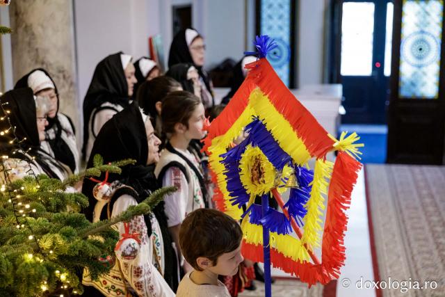 (Foto) Ansamblul folcloric Ciurbeștenii – Colindători la Reședința Mitropolitană 2024