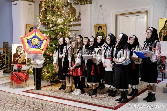 (Foto) Ansamblul folcloric Ciurbeștenii – Colindători la Reședința Mitropolitană 2024