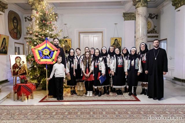 (Foto) Ansamblul folcloric Ciurbeștenii – Colindători la Reședința Mitropolitană 2024