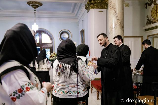 (Foto) Ansamblul folcloric Ciurbeștenii – Colindători la Reședința Mitropolitană 2024