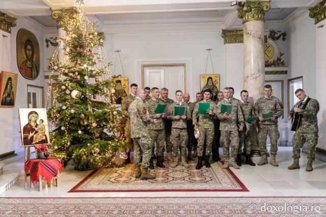 (Foto) Batalionul 151 Infanterie - Lupii Negri – Colindători la Reședința Mitropolitană 2024